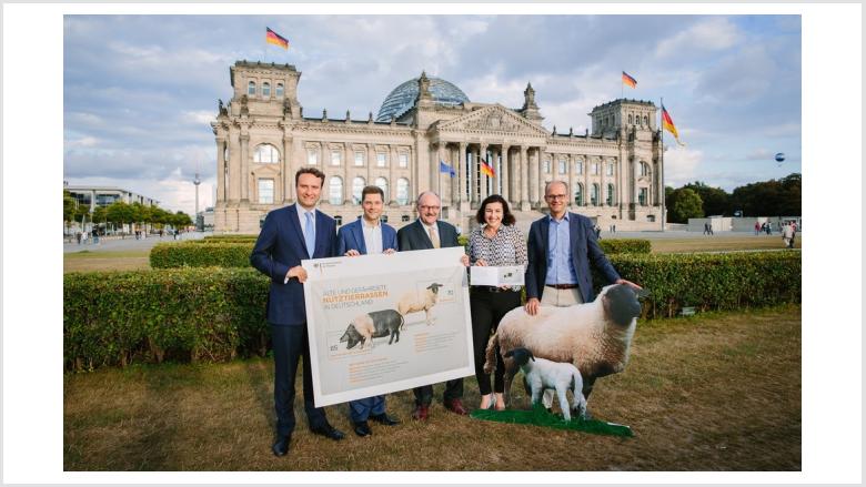 „Absolut gelungen“ – Rhönschaf vor dem Reichstag Neue Rhönschaf-Briefmarke in Berlin an die „Rhön-Wahlkreisabgeordneten“ übergeben.