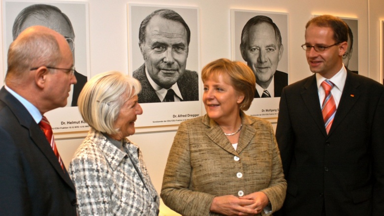 Vor dem Portrait von Alfred Dregger im Reichstagsgebäude (v.l.) Fraktionsvorsitzender Volker Kauder, Witwe Dagmar Dregger, Bundeskanzlerin Angela Merkel und Michael Brand, Dregger-Nachfolger im Wahlkreis Fulda