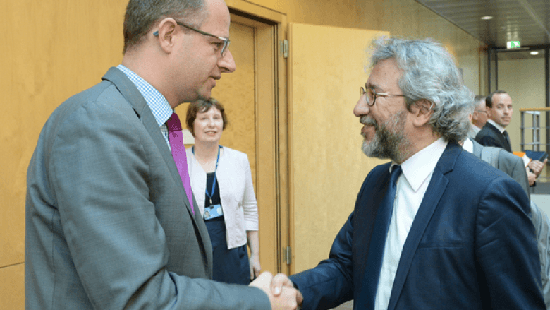 Michael Brand und Can Dündar (Foto: Deutscher Bundestag)