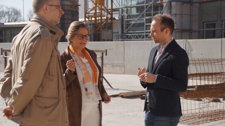 Auf dem neuen pings-Azubikampus (v.l.): Fuldas MdB Michael Brand, die Kolping-Bundesvorsitzende Ursula Groden-Kranich und Steffen Kempa, Geschäftsführer des Kolpingwerks im Diözesanverband Fulda