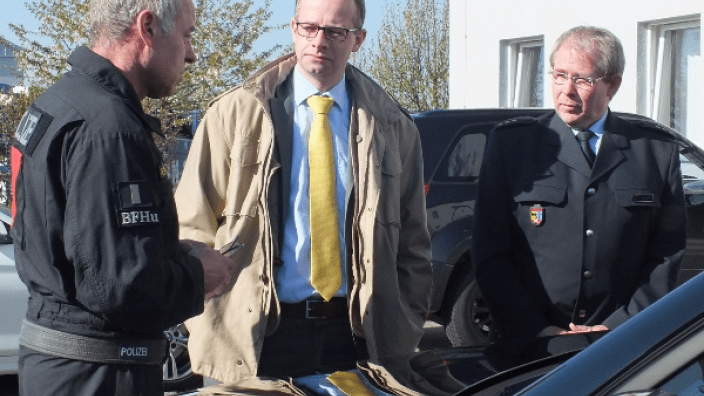 Michael Brand (Mitte) informiert sich bei der Bundespolizei in Hünfeld