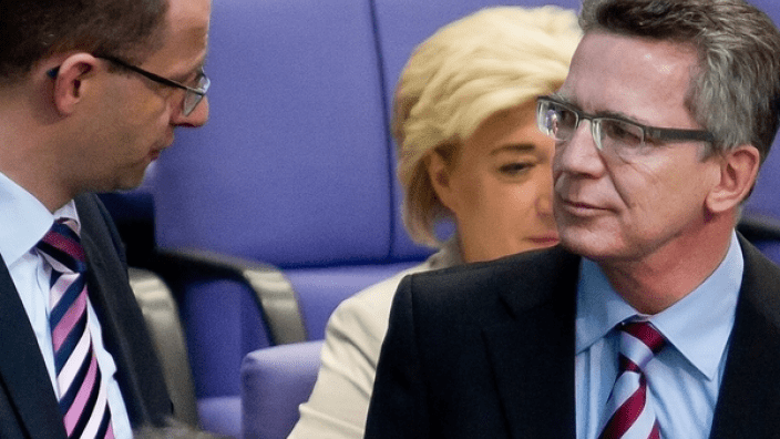 Bundesinnenminister Thomas de Maiziere im Gespräch mit Fuldas Wahlkreisabgeordnetem Michael Brand im Berliner Plenarsaal