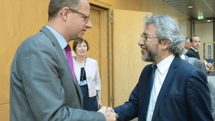 Michael Brand und Can Dündar (Foto: Deutscher Bundestag)