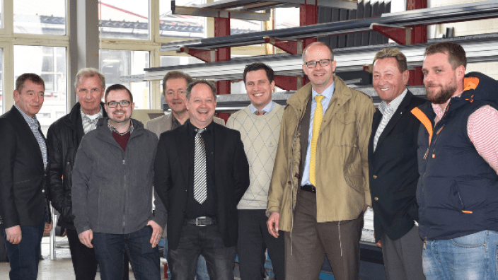 „Spitzenleistung Mittelstand“ MdB Michael Brand (3.v.r) informiert sich in Burghaun-Steinbach über den Wertstoffkreislauf Aluminium