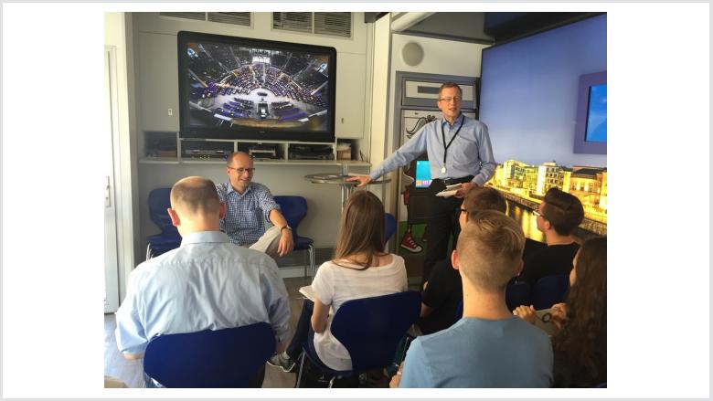 Michael Brand (links) heute im Gespräch mit einer Fuldaer Schulklasse im Infomobil des Deutschen Bundestages in Fulda