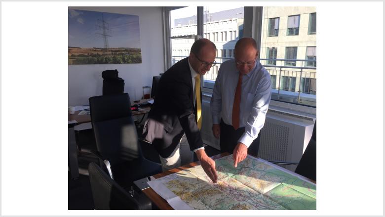 MdB Michael Brand wirbt heute bei der Vorstellung der Erdkabelkorridore in Berlin mit TenneT-Chef Lex Hartmann für die Ost-Variante durch Thüringen (rechts) MdB Michael Brand wirbt heute bei der Vorstellung der Erdkabelkorridore in Berlin mit TenneT-Chef Lex Hartmann für die Ost-Variante durch Thüringen (rechts)