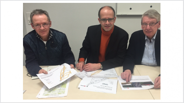 "Trassendiskussion" Jakob Brähler (links) und Karl-Heinz Kaib (rechts) von der BI Kalbach im Gespräch mit Bundestagsabgeordnetem Michael Brand