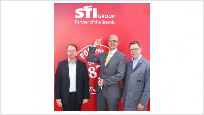 Freude bei MdB Michael Brand bei der Entdeckung des STI-Logos „Partner oft he Brands“. Der Vogelsberger Wahlkreisabgeordnete besuchte den Lauterbacher Standort, begleitet von Werksleiter Michael Busold (links) und Einkaufsleiter Christian Faulstich