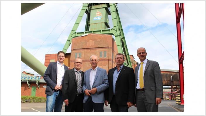 Michael Brand (von rechts), Gesamtbetriebsratsvorsitzender Harald Döll, MdB Helmut Heiderich, Werksleiter Christoph Wehner und CDU-Kreisvorsitzender Timo Lübeck am K+S-Standort Hattorf