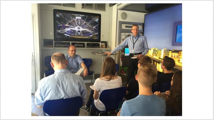 Michael Brand (links) heute im Gespräch mit einer Fuldaer Schulklasse im Infomobil des Deutschen Bundestages in Fulda