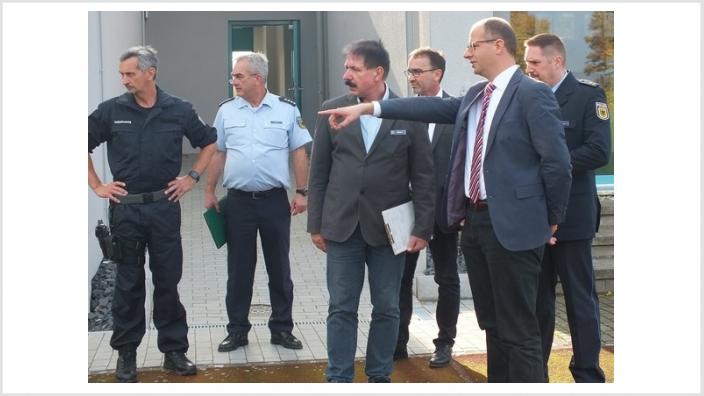 Konzentrierte Blicke: MdB Michael Brand macht sich vor Ort ein Bild über den Neubau des neuen Polizeitrainingszentrum. Rechts hinten Hünfelds Stv. Abteilungsführer Dr. Jan-Peter Germann