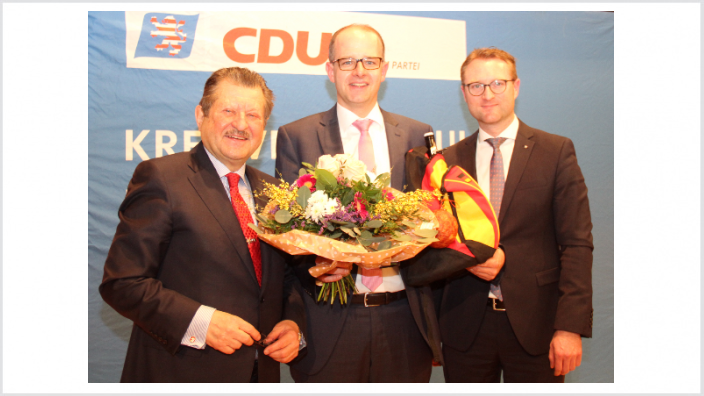 "Freude und Geschenke nach der Bekanntgabe des Ergebnisses": Michael Brand mit Schwartenmagen und Hochstift-Bier im Deutschland-Rucksack; Quelle: "Osthessen-Zeitung"