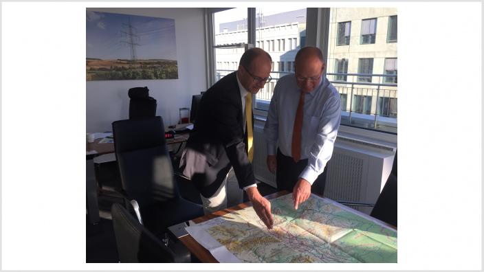 MdB Michael Brand wirbt heute bei der Vorstellung der Erdkabelkorridore in Berlin mit TenneT-Chef Lex Hartmann für die Ost-Variante durch Thüringen (rechts)