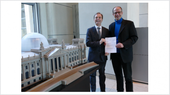 Thomas Rachel (li.), Parlamentarischer Staatssekretär bei der Bundesministerin für Bildung und Forschung, überreichte dem Fuldaer Bundestagsabgeordneten Michael Brand am Freitag im Berliner Reichstagsgebäude die Förderzusage